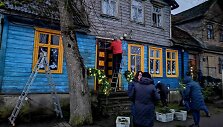 Darbėnų gyventojai i&scaron;kvietė apleistą pastatą ir taip atkreipė dėmesį į nykstančią medinę architektūroje.