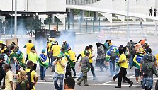 J.Bolsonaro &scaron;alininkai susirėmė su policija
