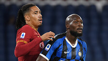 Romelu Lukaku prie&scaron; Chrisą Smallingą