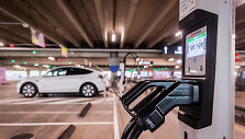 &bdquo;Eleport&ldquo; Kauno &bdquo;Akropolyje&ldquo; atidarė elektromobilių įkrovimo stotelių parką 