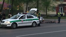 Druskininkuose automobilis partrenkė nepilnametę dviratininkę
