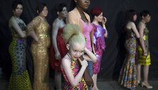 Kongo Respublikoje drabužių kolekciją pristatė modeliai albinosai