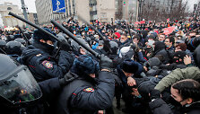 Pareigūnas Maskvoje puola protestuotojus