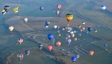 Maždaug &scaron;imtas oro balionų siekia rekordo skriedami per Laman&scaron;o sąsiaurį