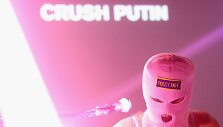 Diana Burkot, viena i&scaron; &bdquo;Pussy Riot&ldquo; narių, koncertuoja Berlyne, 2022 m., gegužės 12 d.