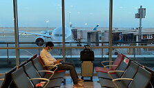 Vyras laukia skrydžio &bdquo;Qatar Airways&ldquo;