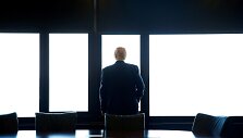 Donaldas Trumpas žvelgia pro langą