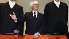 Bernie Ecclestone'as su advokatais teisme