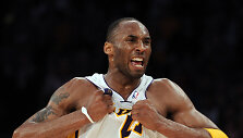 Kobe Bryantas po lemiamo metimo į &bdquo;Trail Blazers&ldquo; krep&scaron;į 2011 metų kovą