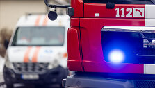 Ugniagesiai nuskubėjo gesinti Vilniaus Užupyje užsiliepsnojusio medinio namo