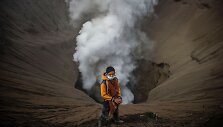 Yadnya Kasada &scaron;ventės metu Indonezijoje žmonės aukoja aktyviam ugnikalniui