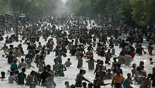 Varginanti kaitros banga Pakistane