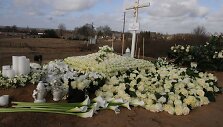 Plungė ir visa Lietuva atsisveikina su žiauriai nužudyta Ieva Strazdauskaite