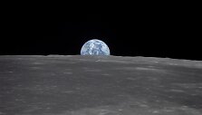 &bdquo;Apollo 11&ldquo; įgulos daryta nuotrauka i&scaron; Mėnulio orbitos: Žemė matyti vir&scaron; Mėnulio horizonto.