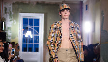 &bdquo;Burberry&ldquo; 2018 m. pavasario ir vasaros kolekcijos modelis