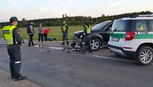 Policininkai sprunkančiam motociklininkui barikadą pastatė i&scaron; niekuo dėto &bdquo;Volvo&ldquo;