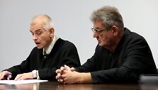 Kaltinamasis Rimantas Kugys (de&scaron;inėje) su advokatu