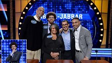 Kareemas Abdul-Jabbaras ir &scaron;alia jo stovintis sūnus Adamas