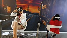Parodoje merginos i&scaron;bando &bdquo;Samsung Gear VR&ldquo; virtualios realybės akinius