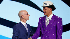 Pirmas &scaron;aukimas Paolo Banchero ir NBA komisaras Adamas Silveris
