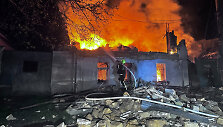 Rusijos dronų smūgio Sumų srityje padariniai / STATE EMERGENCY SERVICE OF UKRAI / via REUTERS