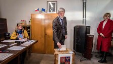 Vienas i&scaron; kandidatų P.Pavelas atiduoda savo balsą