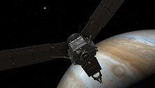 Zondas &bdquo;Juno&ldquo; sukasi ties Jupiteriu (menininko iliustracija)