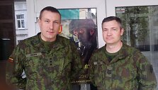 Kapitonas Žilvinas Želvys ir specialistas vyresnysis seržantas Andrejus Fedijus i&scaron;gelbėjo žmogų