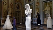 Dizainierio Azzedine'o Alaia &bdquo;mink&scaron;tosios skulptūros&ldquo;