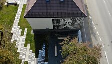 Prienų Justino Marcinkevičiaus vie&scaron;oji biblioteka ir jo atminimui skirtas kiemelis.