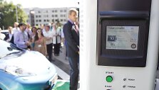 Lietuvoje atidaryta pirmoji elektromobilių greitojo įkrovimo stotelė.
