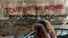 Grafitis Ispanijoje &bdquo;Turiste, važiuok namo. Pabėgėliai, sveiki atvykę&ldquo;