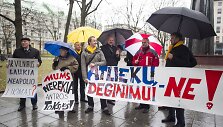 Vilniaus gyventojų grupelė piketu prie&scaron;inasi atliekų deginimo gamyklų statyboms.