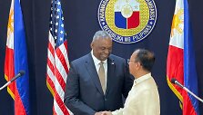 JAV gynybos sekretorius Lloydas Austinas ir Filipinų kolega  Carlitas Galvezas jaunesnysis 