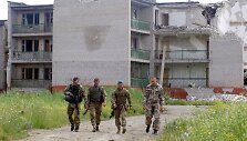 Ukrainos kariai patruliuoja prie sugriautų namų &Scaron;irokine, Ukrainoje