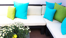 Sofa su daug pagalvėlių