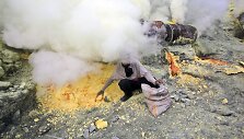 Prie Indonezijos ugnikalnio kraterio renkantys sierą vyrai uždirba centus