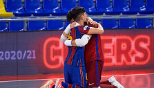 Salės futbolo rungtynių akimirka.