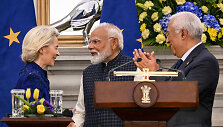 Ursula von der Leyen spaudžia ranką Narendra Modi / SAJJAD HUSSAIN / AFP