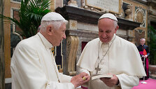 Popiežiai Benediktas XVI (kairėje) ir Pranci&scaron;kus