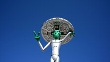 Pakeliui į paslaptingąją JAV Karinių oro pajėgų bazę &bdquo;Area 51&ldquo; pastatyta ateivio skulptūra