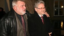 VU Istorijos fakulteto istorikų sugrįžtuvėse &bdquo;Historiada 2009&rdquo; atidarymo metu, VU Istorijos fakulteto M. Dauk&scaron;os kiemelyje, atidengta susimąsčiusio karžygio &ndash; &bdquo;Senolio&ldquo; skulptūra. Visų kartų apsolventai padovanojo fakultetui naują &bdquo;Simbolį&ldquo;  Prof. dr. Alfredo Bumblausko paveikslą.