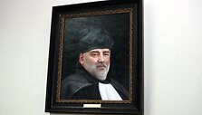 VU Istorijos fakulteto istorikų sugrįžtuvėse &bdquo;Historiada 2009&rdquo; atidarymo metu, VU Istorijos fakulteto M. Dauk&scaron;os kiemelyje, atidengta susimąsčiusio karžygio &ndash; &bdquo;Senolio&ldquo; skulptūra. Visų kartų apsolventai padovanojo fakultetui naują &bdquo;Simbolį&ldquo;  Prof. dr. Alfredo Bumblausko paveikslą.
