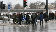 Automobilis ties Žveryno tiltu apsisuka. Kažkas minioje &scaron;ūkteli, kad tai Seimo automobilis ir įsiutę jaunuoliai bėga automobilio link.
