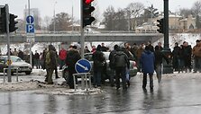 Jaunuoliai priartėja prie automobilio.