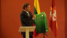 Virgilijus Alekna įteikė Lietuvos olimpiečių mar&scaron;kinėlius Juozui Imbrasui.