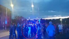 Nufilmuota, kaip pareigūnai i&scaron;siveda vieną mitino dalyvių
