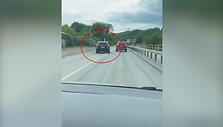 Nufilmavo pavojingai kelyje monevruojantį  &bdquo;Toyota" vairuotoją: signalizavo &scaron;viesomis, lenkė per i&scaron;tisinę juostą