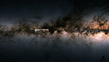 ESA palydovo i&scaron;matuoto Pauk&scaron;čių tako &scaron;oninio vaizdo dalis. Tamsiąją juostą sudaro dujos ir dulkės, kurios slopina įterptųjų žvaigždžių &scaron;viesą. De&scaron;inėje pusėje pažymėtas Galaktikos centras, ry&scaron;kiai &scaron;viečiantis po tamsiąja zona. Kairėje pusėje esantis langelis žymi Maggie dujų debesies vietą