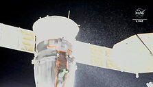 NASA filmuotoje medžiagoje matyti, kaip i&scaron; galinės &bdquo;Sojuz MS-22&ldquo; kapsulės dalies pur&scaron;kiamos į snaiges pana&scaron;ios dalelės.